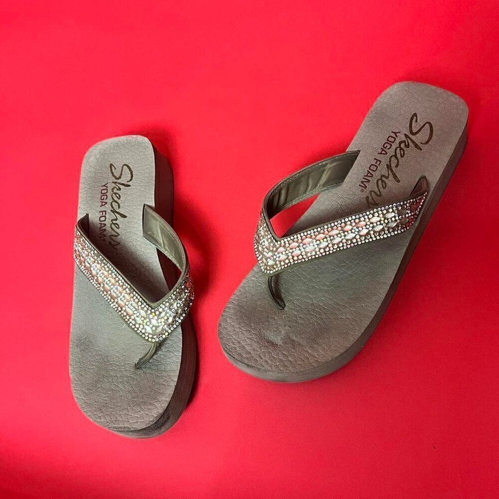 Sketchers / platform flip flops 🩶🤍​​​​​​​​​​​​